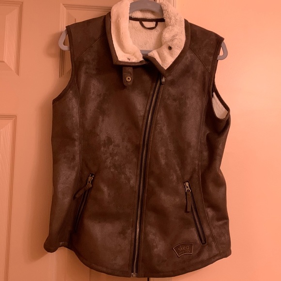 Women’s Skea faux shearling vest - Picture 1 of 8